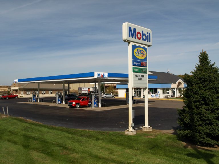 8501 Algoma Ave, Rockford, MI 49341 Rockford Mobil J & H